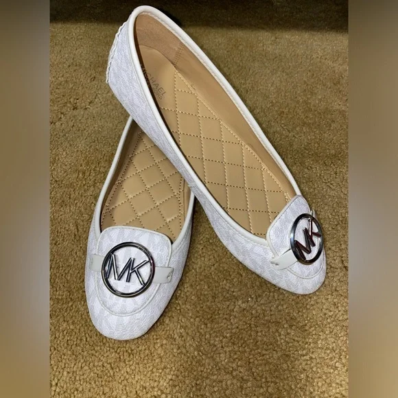 MICHAEL MICHAEL KORS WITHE FLATS. - Picture 9 of 16